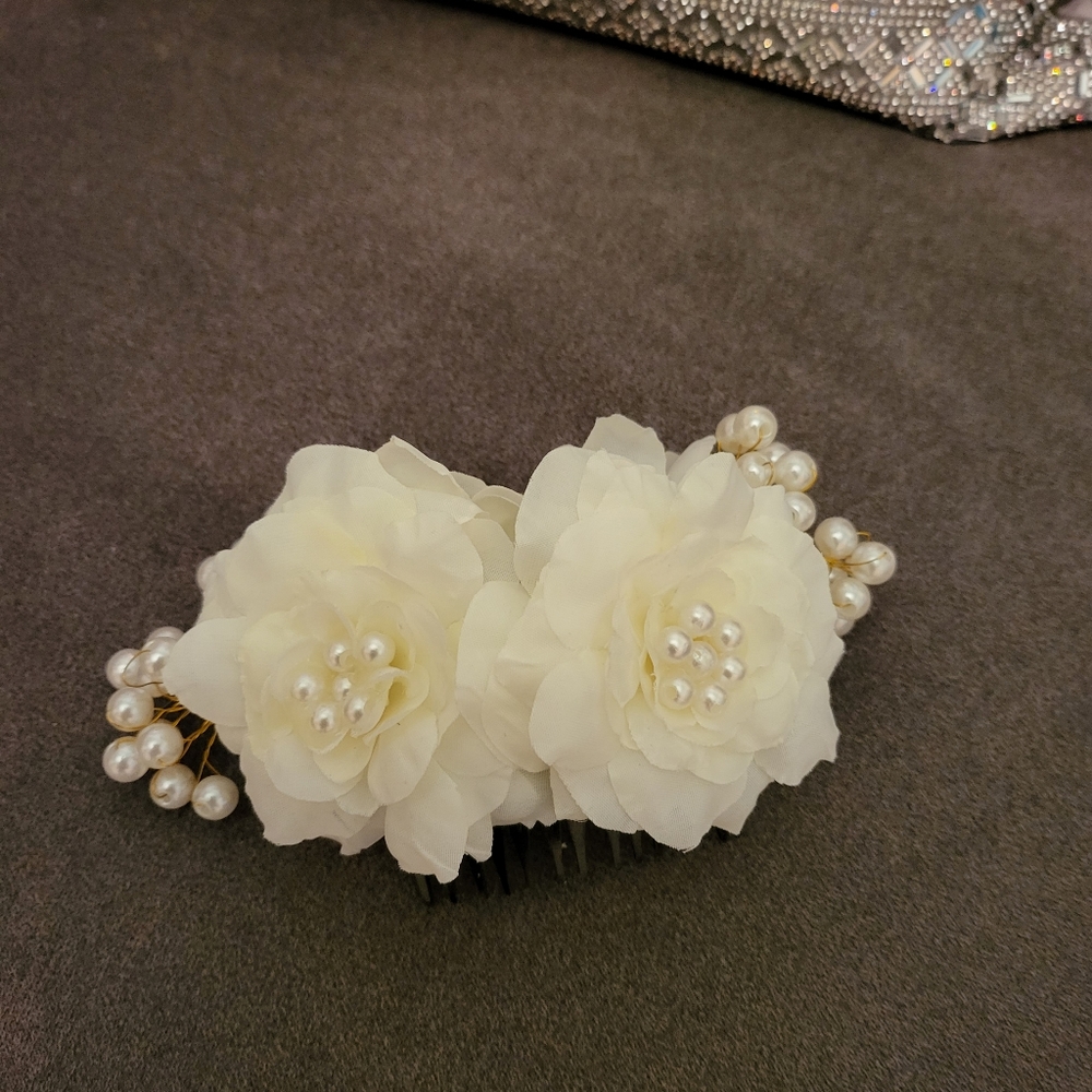 Handmade gardenia and pearl hair comb